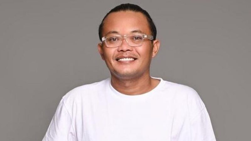 Komedian Sule kini dikabarkan tengah jatuh sakit dan harus diinfus, ia pun menyampaikan pesan pada netizen untuk berhenti hujat putrinya.