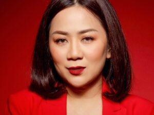 Tante Ernie belum lama ini hebohkan publik dengan baju merah meronanya yang membelah tepat di belahan dadanya, Rabu (24/8/2022).