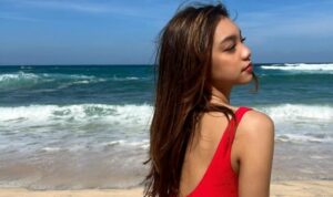 Naura Ayu tampil sangat cantik dan mempesona meski sedang basah-basahan dan bergelimang pasir pantai. Dia membuat cewek lain merasa iri.