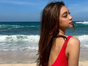 Naura Ayu tampil sangat cantik dan mempesona meski sedang basah-basahan dan bergelimang pasir pantai. Dia membuat cewek lain merasa iri.