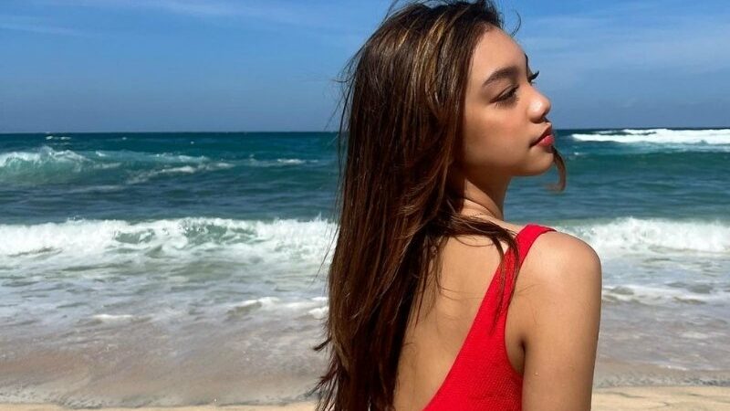Naura Ayu tampil sangat cantik dan mempesona meski sedang basah-basahan dan bergelimang pasir pantai. Dia membuat cewek lain merasa iri.