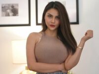 Katty Butterfly yang dahulunya pernah berhijrah hingga mengenakan hijab, kini harus melepas komitmennya itu dan kembali sebagai Dj.