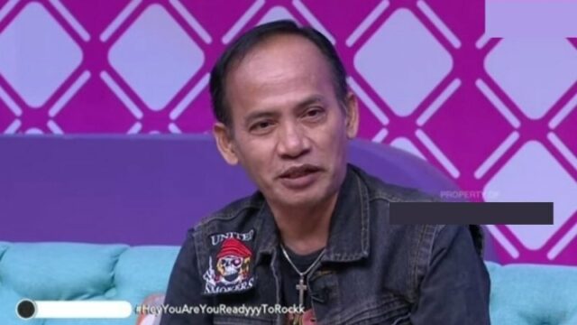Priyo Peyek sempat viral karena suaranya yang menggelegar membawakan lagu-lagu rock. Meski sudah berumur gayanya tetap rocker.