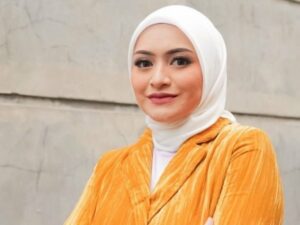 Nathalie Holscher menerima sindiran dari seorang netizen yang menyebutnya bisa terkenal berkat kisruh rumah tangganya dengan komedian Sule