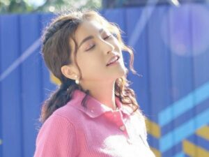 Tampil cantik dengan rambut dikuncir dua membuat Sarwendah menuai banyak pujian, hingga dianggap masih pantas gabung girl group lagi.