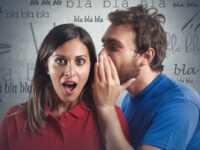 Banyak orang memilih untuk menceritakan masalah hidupnya kepada orang yang dipercaya, namun apakah curhat sama dengan gibah?