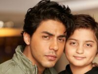 Aryan Khan, putra sulung Shah Rukh Khan, akhirnya mengunggah foto Instagram setelah sekian lama, wajahnya makin mirip ayahnya.