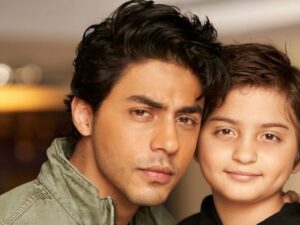 Aryan Khan, putra sulung Shah Rukh Khan, akhirnya mengunggah foto Instagram setelah sekian lama, wajahnya makin mirip ayahnya.