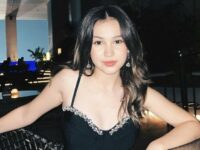 Sandrinna Michelle, artis muda yang berusia 15 tahun itu berhasil tampil seksi dan terlihat sangat dewasa dalam balutan gaun yang terbuka.
