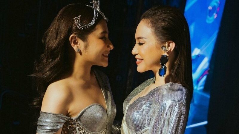 Prilly Latuconsina dan Rossa tampil kompak dengan busana yang serupa, keduanya dijuluki sebagai kembaran yang cantik dan mungil.