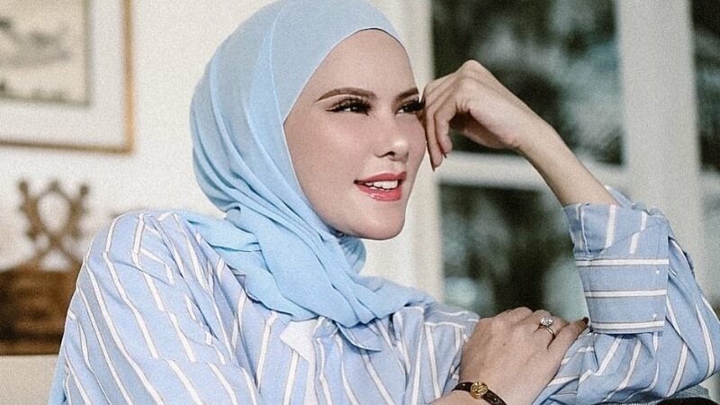 Angel Lelga sangat terkejut saat disuruh untuk kembali memeluk Kristen. Dia merasa sedang diolok-olok oleh mantan kuasa hukumnya itu.