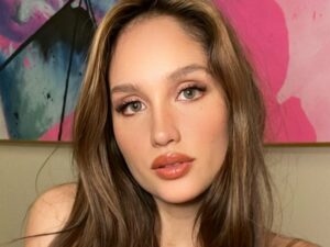 Cinta Laura pamerkan gerakan berputar di tiang saat latihan pole dance. Aksi akrobatiknya itu membuat netizen waswas jika dia terjatuh.