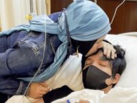 Atta Halilintar sudah terbaring lemah di rumah sakit selama seminggu. Ibunya, Lenggogeni merasa sedih dan berdoa untuk kesembuhan anaknya.