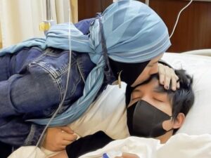 Atta Halilintar sudah terbaring lemah di rumah sakit selama seminggu. Ibunya, Lenggogeni merasa sedih dan berdoa untuk kesembuhan anaknya.