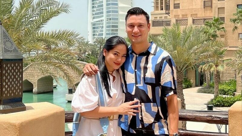 Titi Kamal kembali mengenang masa pacarannya dengan sang suami, Christian Sugiono, usai beredarnya foto-foto jadul dan surat cintanya dulu.