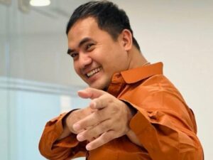 Saipul Jamil akhir-akhir ini menjadi sorotan netizen karena sering memamerkan aksi peluk cium pada seorang selebgram, Lina Mukherjee.