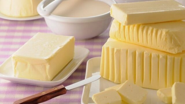 Ternyata untuk membuat mentega rumahan cukup sederhana resepnya. Kita hanya memerlukan susu atau krim yang hampir kadaluarsa.