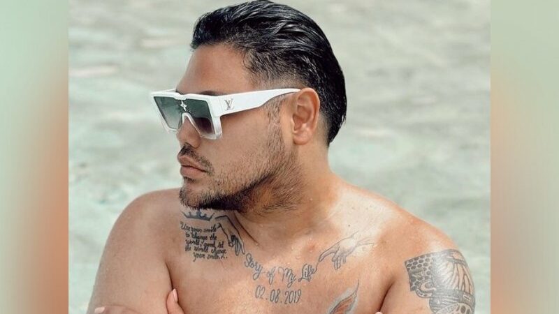 Ivan Gunawan yang biasanya tampil gemulai di layar kaca baru-baru ini justru memamerkan tubuhnya yang dipenuhi oleh tato di media sosial.