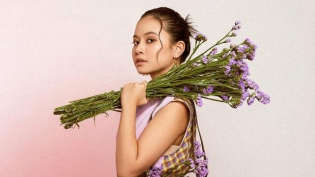 Hanggini melakukan sesi pemotretan dengan nuansa serba ungu dan setelan gaun kotak-kotak yang girly, kecantikannya mirip Jenny Blackpink.