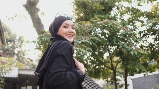 Cita Citata Memamerkan sebuah cincin yang terselip pada salah satu jari manisnya. Dia disebut-sebut menerima lamaran dari seseorang.