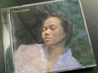 Yura Yunita membagikan alasan di balik foto albumnya yang menampilkan wajahnya tanpa riasan serta lagu "Dunia Tipu-tipu" sebagai pembuka.