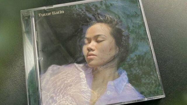 Yura Yunita membagikan alasan di balik foto albumnya yang menampilkan wajahnya tanpa riasan serta lagu "Dunia Tipu-tipu" sebagai pembuka.