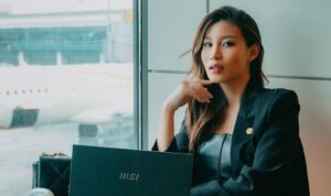 Patricia Gouw nekat lakukan goyang slebew dengan gaun mewah yang dikenakannya, dia tak ragu-ragu berjoged sampai jongkok sekalipun.