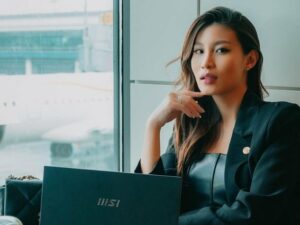 Patricia Gouw nekat lakukan goyang slebew dengan gaun mewah yang dikenakannya, dia tak ragu-ragu berjoged sampai jongkok sekalipun.