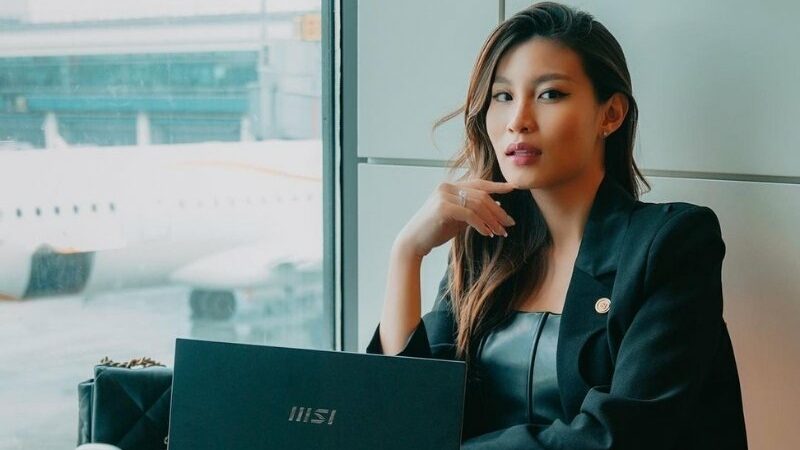 Patricia Gouw nekat lakukan goyang slebew dengan gaun mewah yang dikenakannya, dia tak ragu-ragu berjoged sampai jongkok sekalipun.