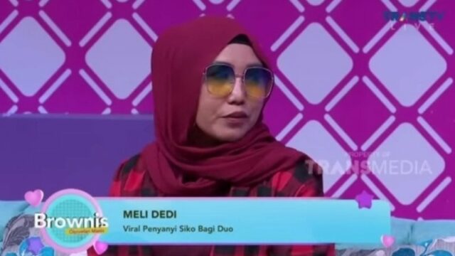 Meli Dedi, penyanyi lagu “Sikok Bagi Duo” yang kini tengah viral menjadi sound di TikTok ternyata orang asli Lubuklinggau, Sumatera Selatan.