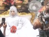 Pengantin wanita dandan cantik mengenakan gaun putih mewah, sedangkan pengantin pria seperti tidak memakai baju dan kotor.