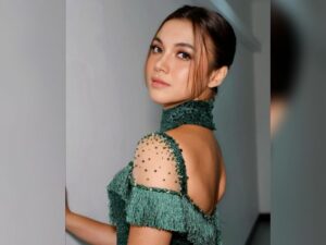 Angela Gilsha lagi-lagi dipuji begitu kece badai saat kenakan dress berpunggung terbuka berwarna hijau saat hadiri acara ulang tahun.