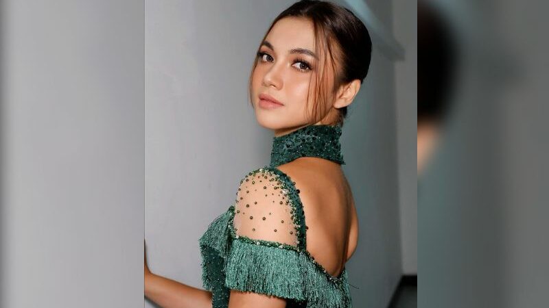 Angela Gilsha lagi-lagi dipuji begitu kece badai saat kenakan dress berpunggung terbuka berwarna hijau saat hadiri acara ulang tahun.