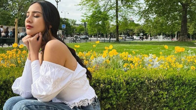 Anya Geraldine nikmati waktu liburan dengan mengunjungi Labuan Bajo, ajak serta teman-teman dekat termasuk sang kekasih hati.