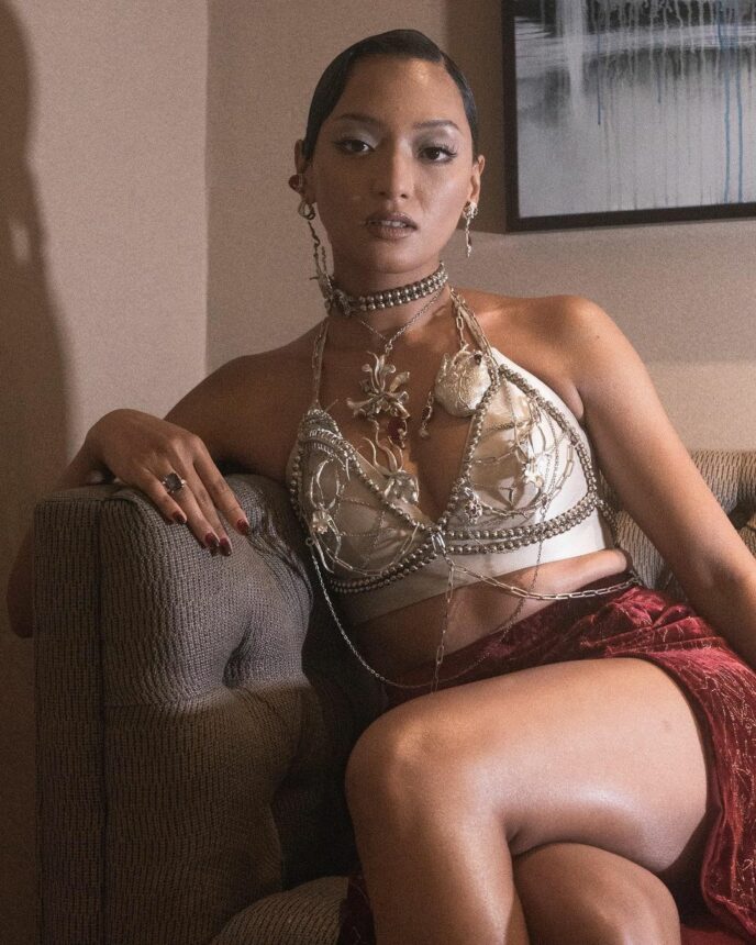 Kecantikan Asmara Abigail memang banyak membuat mata lelaki jadi gagal fokus. Kulit eksotis yang menawan semakin menambah pesonanya.