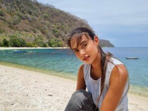 Aurelie Moeremans bikin netizen jadi salting, gak bisa bedakan mana keindahan antara pantai dan wajah cantiknya jika disandingkan.