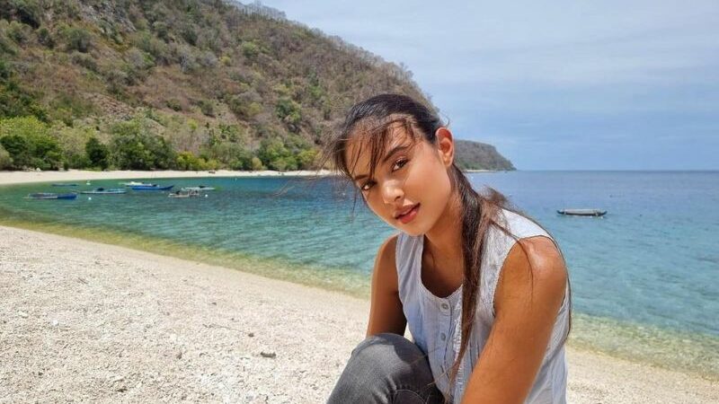 Aurelie Moeremans bikin netizen jadi salting, gak bisa bedakan mana keindahan antara pantai dan wajah cantiknya jika disandingkan.