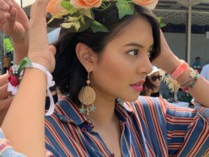 Aurelie Moeremans dipuji seperti bidadari khayangan yang nyasar di bumi ketika kenakan mahkota bunga yang cantik.