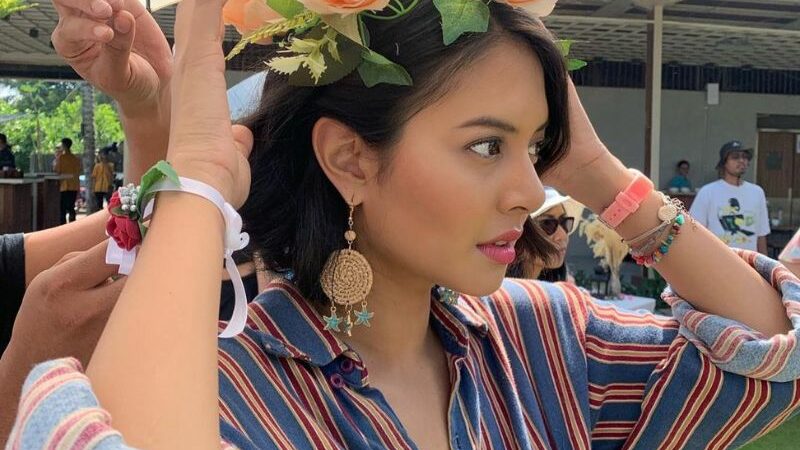 Aurelie Moeremans dipuji seperti bidadari khayangan yang nyasar di bumi ketika kenakan mahkota bunga yang cantik.