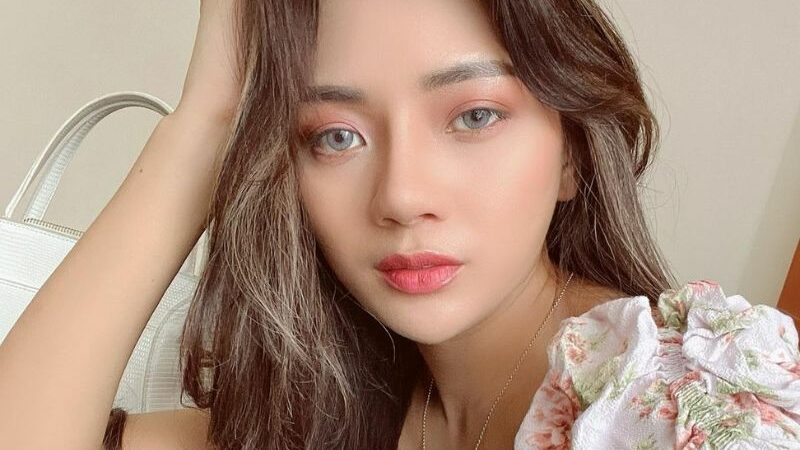 Berlliana Lovell yang terkenal dengan kesan cantik dan seksi ternyata sama sekali tak bisa dandan sendiri, selalu dirias.