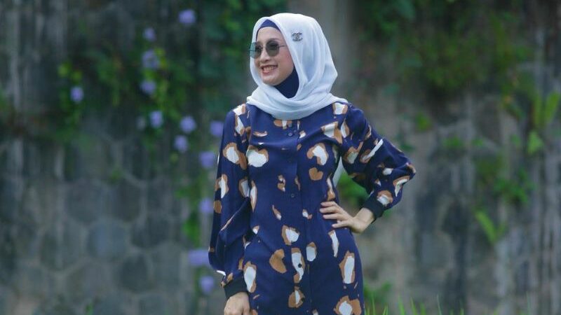 Desy Ratnasari beri klarifikasi mengenai kedekatan dirinya dengan pedangdut Nassar. Blak-blkakn butuh pria yang langsung menikahinya.