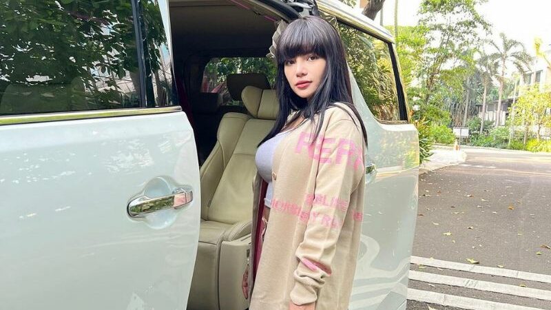 Dinar Candy dijambak dengan kuat oleh Nikita Mirzani karena disebut goblok jika berhubungan dengan asmara alias bucin.