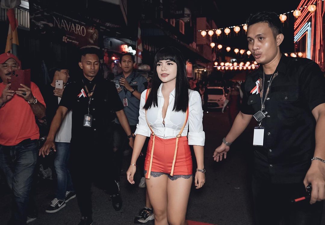 Outfit Dinar Candy di Hari Kemerdekaan, Semakin Hot dan Menantang 2 Lampiran Gambar