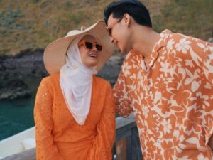 Dinda Hauw dipuji miliki senyuman yang begitu manis dan mampu mengalahkan gula, netizeen jadi baper lihat keromantisannya bareng suami.