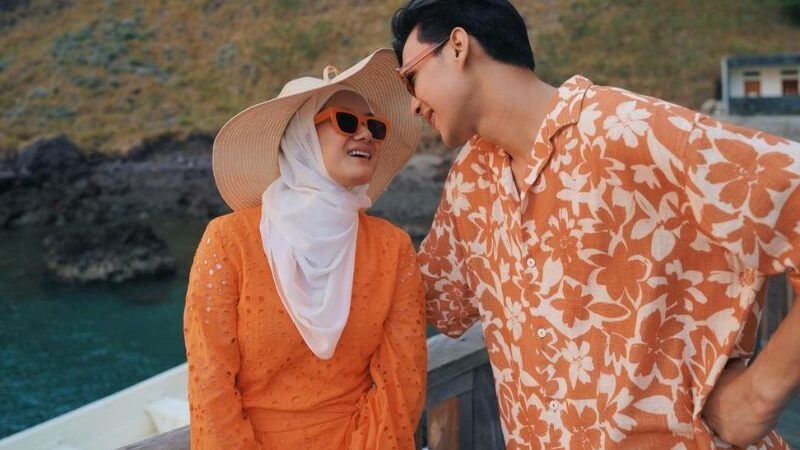 Dinda Hauw dipuji miliki senyuman yang begitu manis dan mampu mengalahkan gula, netizeen jadi baper lihat keromantisannya bareng suami.