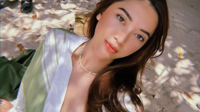 Dindra Nashriyah Putri dipuji cantik abis saat pamerkan sejumlah foto liburan ke pantai mengenakan bikini hitam nan menggoda.