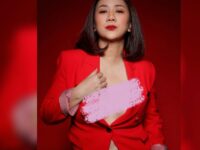 Tante Ernie rupanya begitu sering unggah foto seksi setelah magrib, seperti saat kenakan blazer merah pamer belahan, buat netizen gak kuat.
