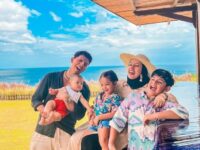 Fairuz A Rafiq ceritakan sifat utra sulungnya yang begitu patuh dan melindunginya, buat netizen sampai baper dengan tingkahnya.