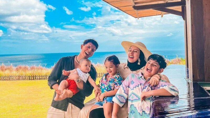 Fairuz A Rafiq ceritakan sifat utra sulungnya yang begitu patuh dan melindunginya, buat netizen sampai baper dengan tingkahnya.