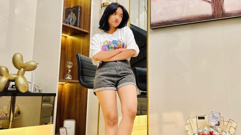 Fuji kembali tuai pujian selalu selalu good looking dan outfit yang tak pernah gagal, saat kenakan kaos putih dan hotpants jeans.